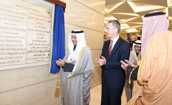 سمو الشيخ جابر المبارك خلال ازاحة الستار عن اللوحة التذكارية لمبنى المركز الإقليمي لـ الناتو ويبدو أمين الحلف ينس ستولتنبرغ﻿