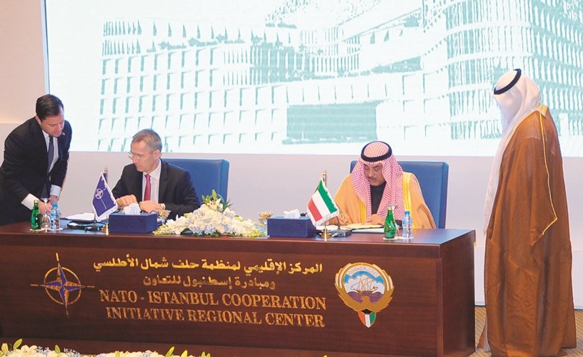 الشيخ صباح الخالد وينس ستولتنبرغ يوقعان اتفاقية ولاية وتشغيل المركز الإقليمي لـ الناتو﻿