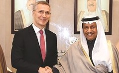 سمو الشيخ جابر المبارك مصافحا ستولتنبرغ﻿