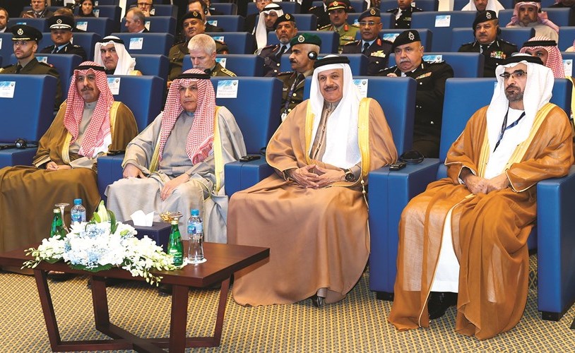 الشيخ خالد الجراح والشيخ د.محمد الصباح ود.عبداللطيف الزياني في مقدمة الحضور﻿