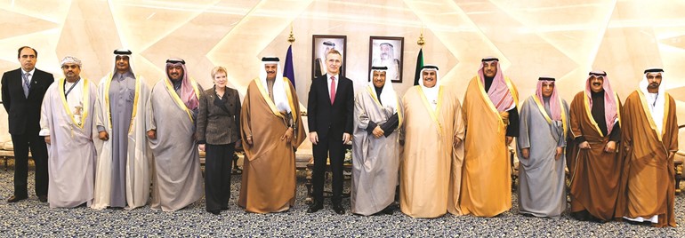 سمو رئيس الوزراء الشيخ جابر المبارك والشيخ صباح الخالد والشيخ خالد الجراح وأمين الناتو وخالد الجارالله والشيخ ثامر العلي ووزير الخارجية البحريني الشيخ خالد بن احمد آل خليفة ود. عبداللطيف الزياني عقب افتتاح المركز﻿
