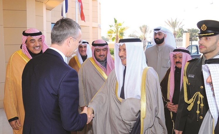 سمو رئيس الوزراء الشيخ جابر المبارك مصافحا أمين عام «الناتو» ينس ستولتنبرغ عقب افتتاح المركز الإقليمي للحلف في الكويت أمس بحضور الشيخ صباح الخالد والشيخ ثامر العلي