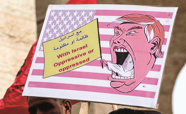 جانب من تظاهرة في قطاع غزة امس ضد تعهد ترامب بنقل السفارة الاميركية إلى القدس	 (أ.ف.پ)﻿