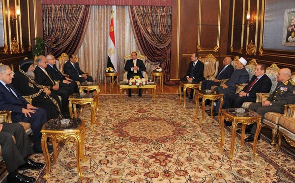 السيسي مجتمعا مع مجموعة من ضيوف الاحتفال