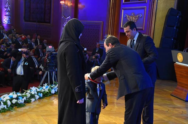 السيسي يقلد احد ابناء شهداء الشرطة قلادة الدولة