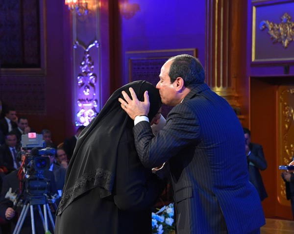 السيسي يقبل رأس والدة احد شهداء جهاز الشرطة