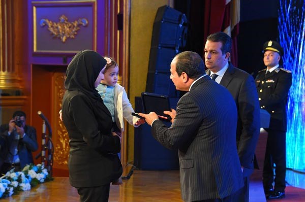 السيسي مكرما احد ابناء شهداء الشرطة