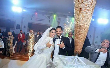شاهد .. لاعب كرة مصري شهير يستبدل كعك الزفاف بـ"سيخ شاورما " ويشعل مواقع التواصل