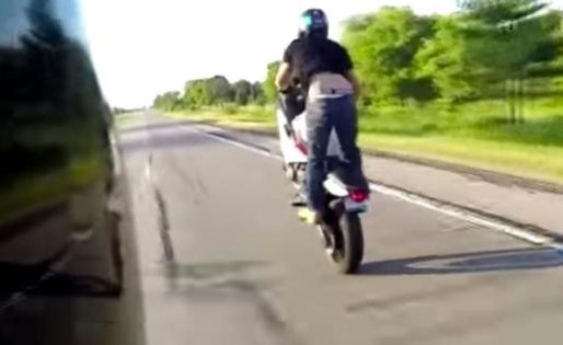 بالفيديو..  مغامر يتعرض لحادث أثناء قيادة دراجته النارية على عجلة واحدة