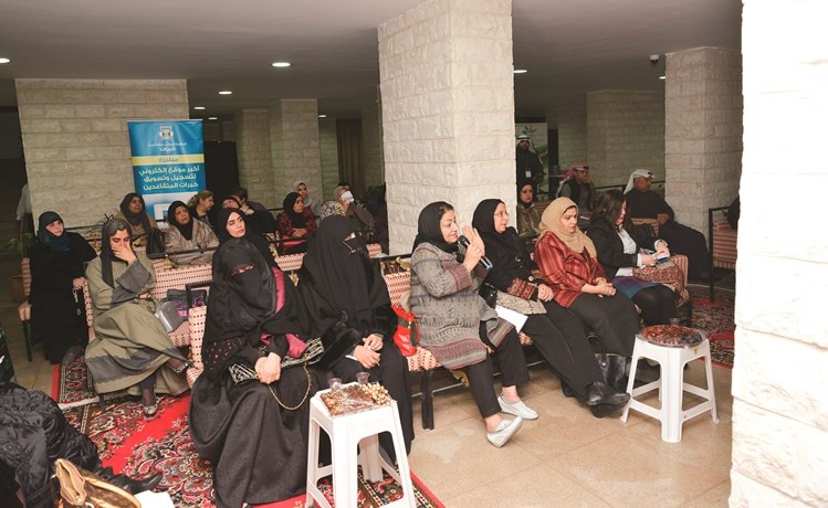 مداخلة من احدى الحاضرات خلال الندوة﻿