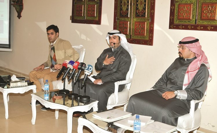 عمر الطبطبائي خلال اللقاء ويبدو يوسف الطراح﻿