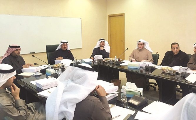 عادل الميع مترئسا اجتماع لجنة الاحمدي﻿