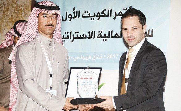 د.محمد عطية يتسلم درعه التقديرية﻿