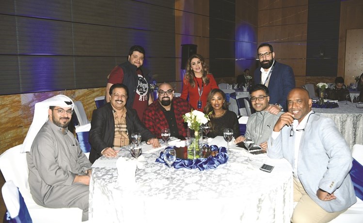 نجوم مارينا FM ومعهم الاعلامي مهند عبدالرحمن أثناء الحفل﻿