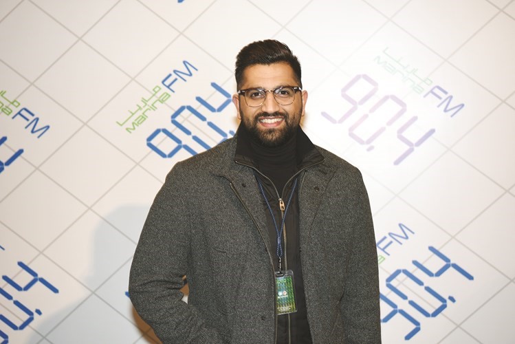 علي نجم وابتسامة لعدسة الأنباء﻿