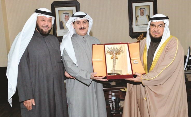 د. مساعد مندني وزيد الذايدي يكرمان المستشار عدنان الجاسر﻿