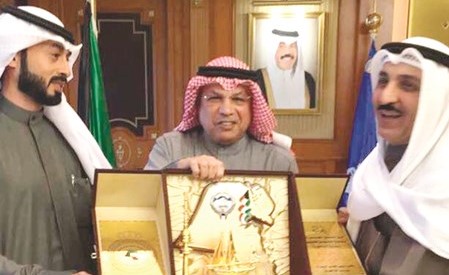 الشيخ خالد الجراح يتلقى درعا تكريمية من ناصر الحجيلان ﻿