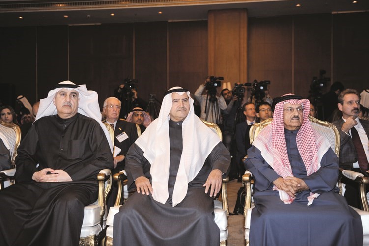 المرزوق والعدساني في مقدمة الحضور في مؤتمر إستراتيجية الطاقة أمس (عادل السلامة)﻿