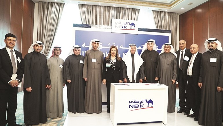 لقطة جماعية للإدارة التنفيذية في البنك الوطني مع وزير النفط خلال المؤتمر﻿