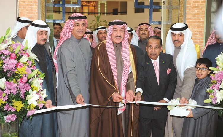 الفريق فهد الأمير وم. علي اليوحة خلال افتتاح مكتبة (سعد العبدالله) العامة في محافظة الجهراء ﻿