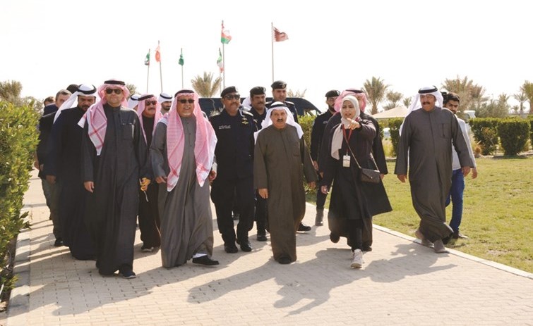 الشيخ علي الجراح ومحمد ضيف الله شرار وعبدالعزيز إسحق خلال افتتاح القرية ﻿