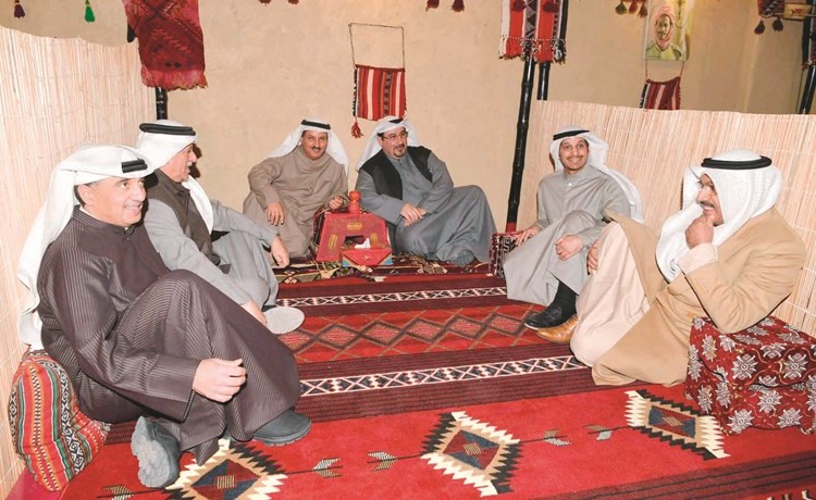 الشيخ فهد جابر العلي ومحمد شرار في أحد الأجنحة﻿