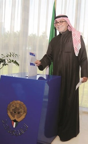صلاح خورشيد يضع اقرار ذمته المالية﻿