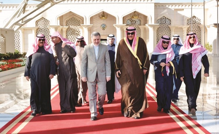 الشيخ صباح الخالد لدى مغادرته البلاد وفي وداعه خالد الجارالله والسفير ضاري العجران والسفير د.علي رضا عنايتي﻿