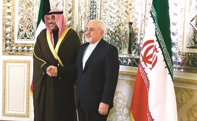 الشيخ صباح الخالد مصافحا وزير خارجية ايران محمد جواد ظريف