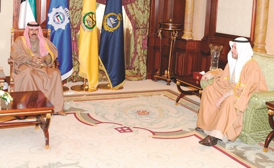 سمو ولي العهد الشيخ نواف الأحمد خلال لقائه الشيخ عبدالله الأحمد﻿