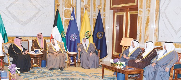 صاحب السمو خلال استقباله رئيس واعضاء ديوان المراقبة العامة السعودي بحضور الشيخ علي الجراح وعادل الصرعاوي ﻿