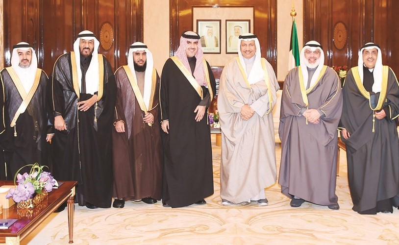 سمو رئيس الوزراء الشيخ جابر المبارك مستقبلا رئيس وأعضاء ديوان المراقبة السعودي بحضور عادل الصرعاوي﻿