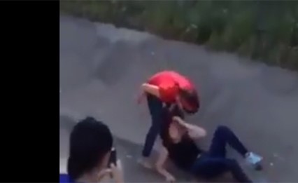 بالفيديو..مشاجرة عنيفة بالأيدي بين فتاتين تطورت إلى سحل و شد شعر وسط الشارع