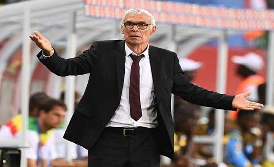 بالفيديو.. لاعب غاني يبصق على مدرب مصر .. وهذه ردة فعله