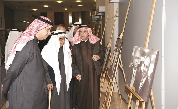 م. علي اليوحة وعدد من رفاق الدرب في معرض الصور الخاص بالموسيقار الكبير الراحل								(انور الكندري)﻿