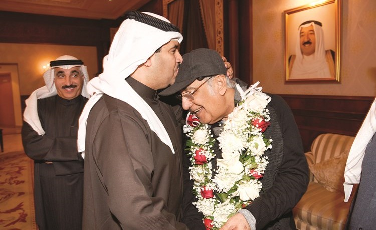 الشيخ دعيج الخليفة يطبع قبلة على جبين الشاعر الكبير﻿