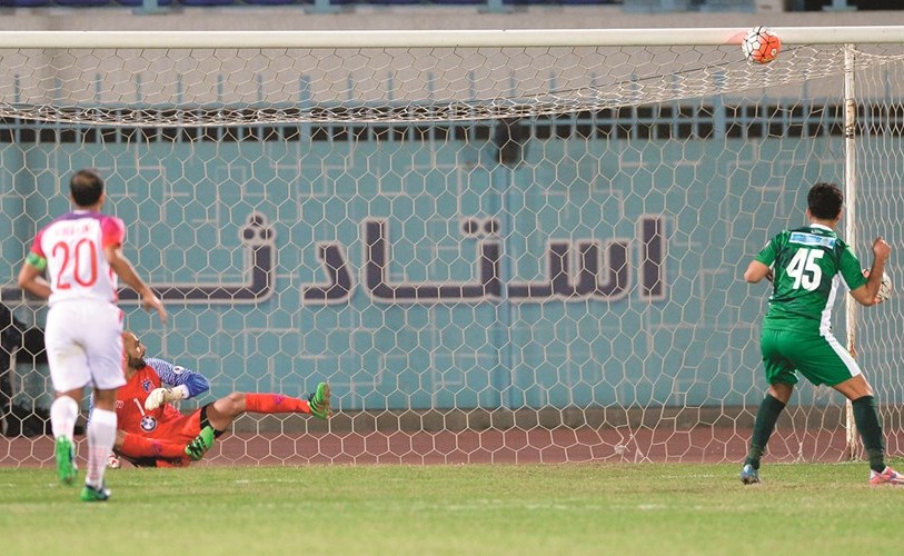 حمد العنزي لحظة إضاعة ركلة الجزاء	(الأزرق.كوم)﻿