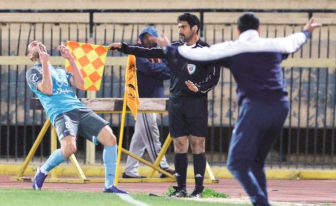 عدي الصيفي يطالب الحكم المساعد بركلة جزاء﻿