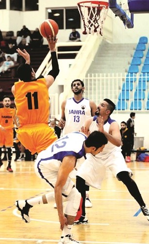 لاعب القادسية عبدالرحمن السهو يحاول التسجيل في سلة الجهراء ﻿