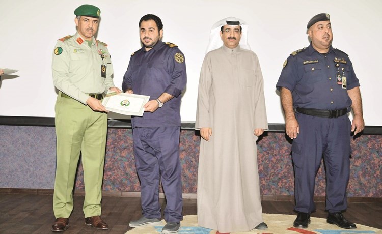 أحد خريجي الدورة يتسلم شهادته ﻿
