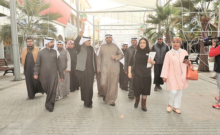 الوزير محمد الجبري وم. أحمد المنفوحي وم. نادية الشريدة خلال الجولة في منطقة أسواق المباركية	(زين علام)﻿