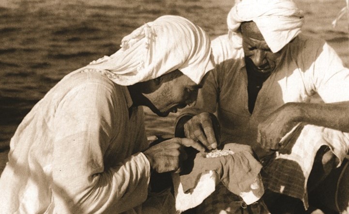 الطواش يساوم النوخذة على حصلية اللؤلؤ ﻿