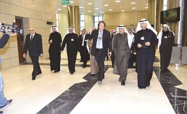 د. الفارس ود. الأثري وعدد من قياديي الهيئة خلال تفقدهم للمبنى ﻿