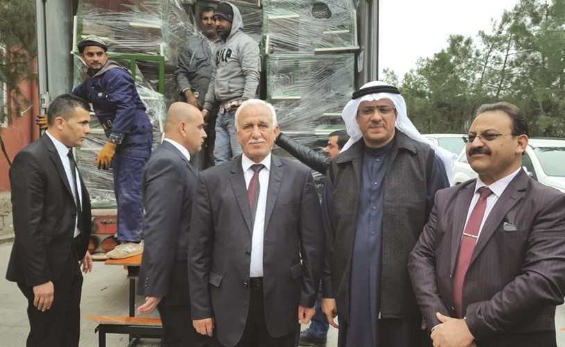 د.عمر الكندري خلال توزيع 500 طاولة مدرسية وعدد من السبورات على مدارس النازحين العراقيين ﻿