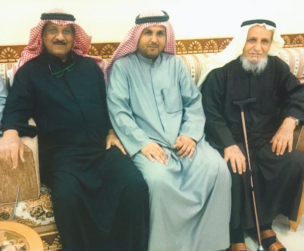 محمد المطيري يتوسط المزارعين المؤسسين في الوفرة علي بادي ومساعد السوارج﻿