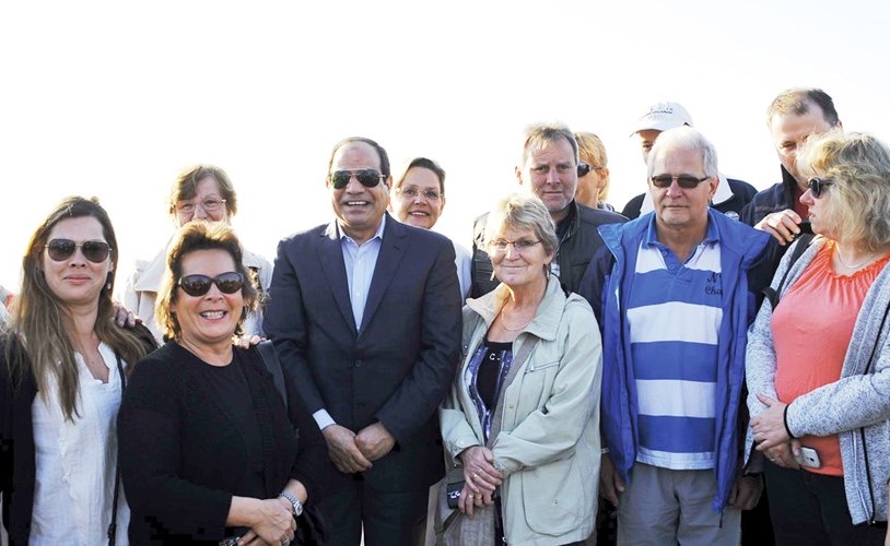 السيسي يدعو الشرطة والجيش إلى مواصلة الجهد لتعزيز أمن مصر
