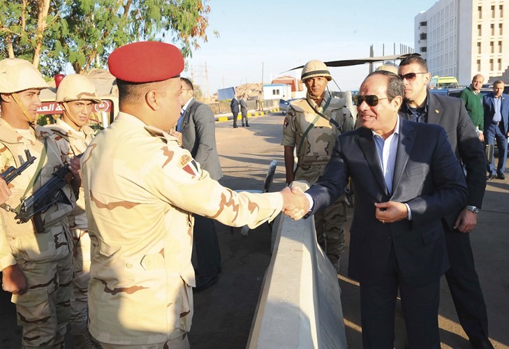الرئيس المصري عبدالفتاح السيسي خلال جولته في محافظة أسوان أمس﻿