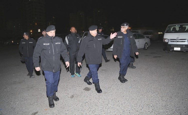 وكيل وزارة الداخلية الفريق سليمان الفهد متوسطا اللواءين إبراهيم الطراح وجمال الصايغ فجر أمس ايذانا ببدء الحملة الأمنية﻿