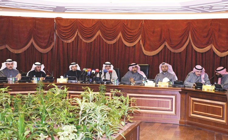 د.خليل أبل مع رئيس اتحاد التعاونيات د.سعد مبارك الشبو وعدد من المشاركين في الاجتماع	(ريليش كومار)﻿