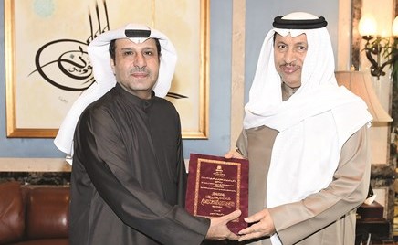 سمو رئيس الوزراء الشيخ جابر المبارك خلال استقباله د. صالح السعيدي﻿